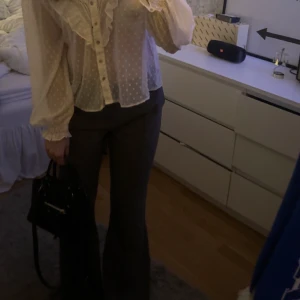 Grå kostymbyxor  - Säljer dessa fina grå kostymbyxor då jag inte använder dom, dom e använda 1 gång och köptes i höstas