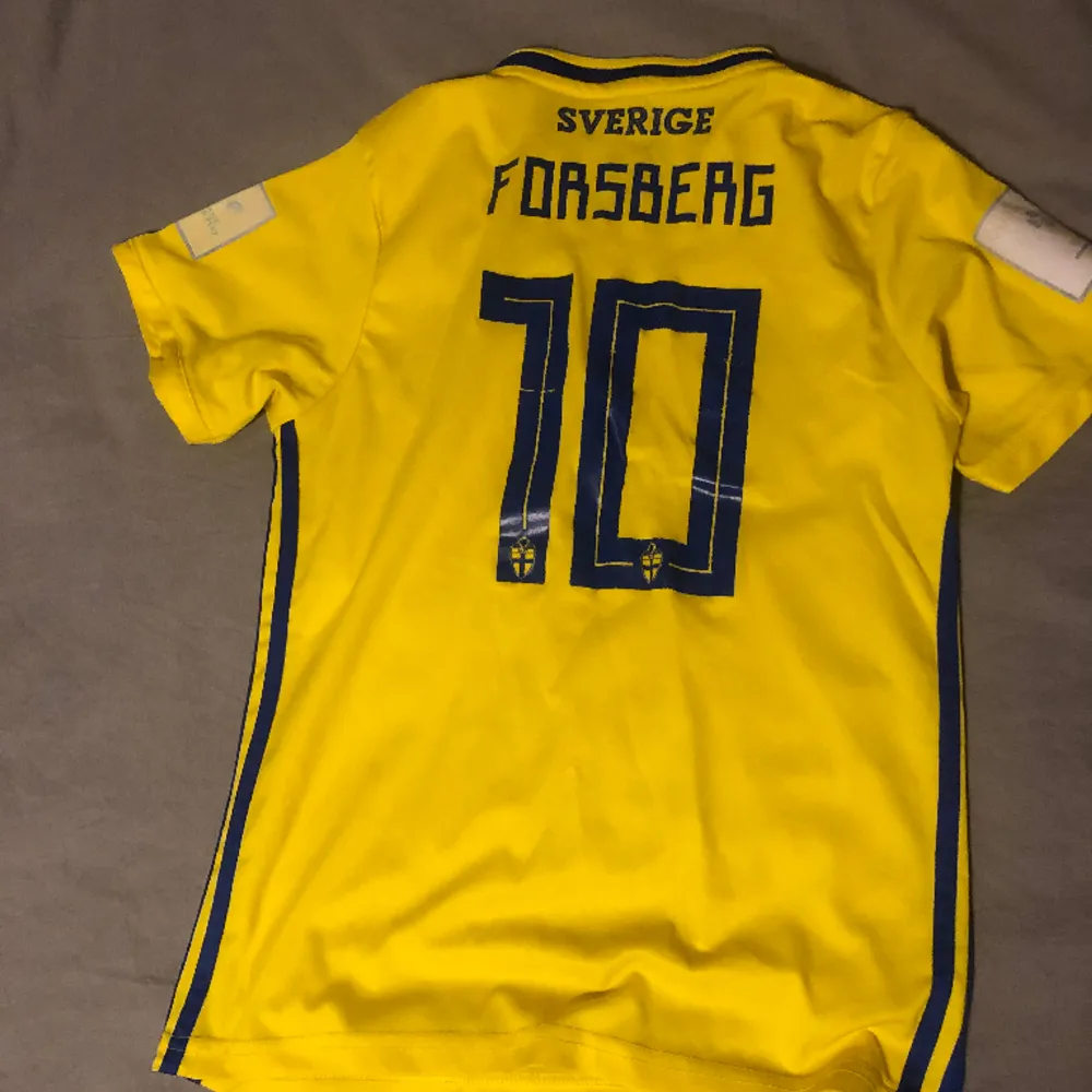 Emil Forsberg tröja som är i från VM 2018. I storlek S.. T-shirts.