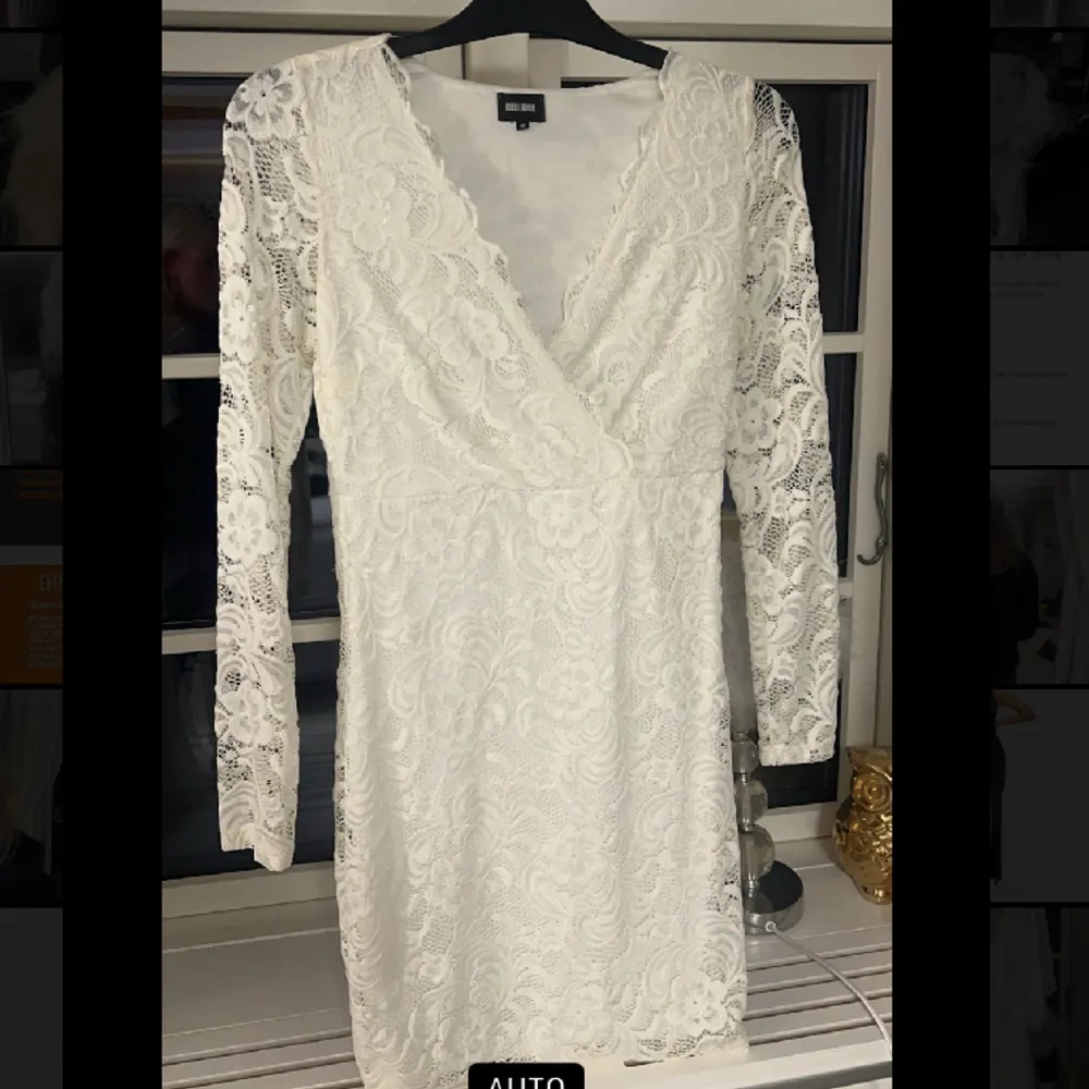 Säljer en jätte fin vit kläning från Bubbleroom i storlek M använd några timmar bara så gott skick. Hör gärna av er vid fler bilder🥰. Klänningar.