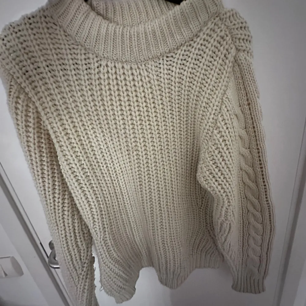 En beige stickad tröja som påminner lite om Rory Gilmore 😉🙌🏻  Den är från Zara och är knappt använd! Dålig kvalitet på andra bilden men den är i strl M men funkar finemang som S med😚. Stickat.