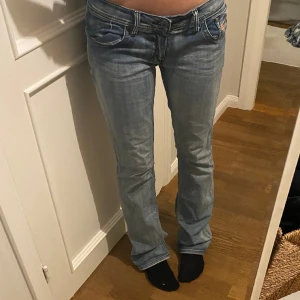 Lowwaist diesel jeans - Ett par vintage Diesel jeans som är som nya bara lite slitna längst ner.