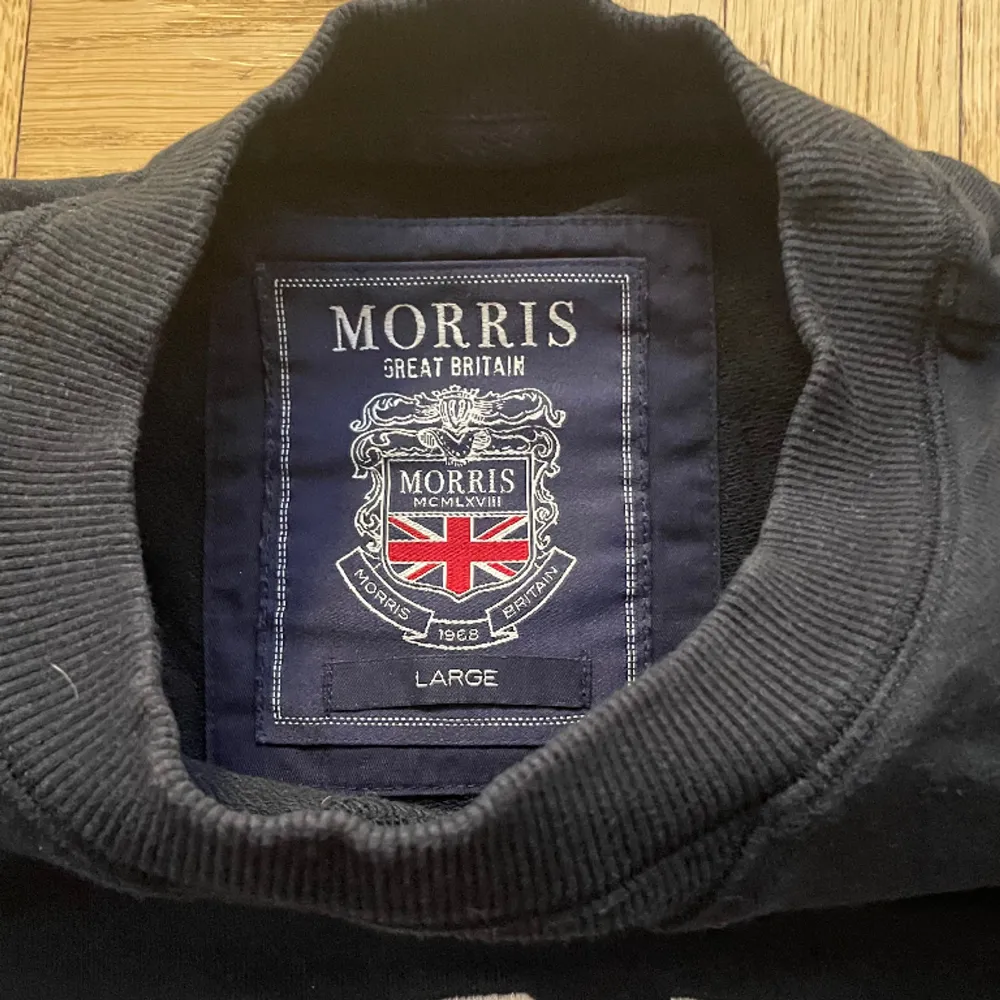 Riktigt fet Morris-tröja med tryck på framsidan! Står att den är i storlek L men passar mer som en M. Hör av er vid frågor!! . Tröjor & Koftor.