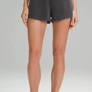 Säljer Lululemon shorts i modellen ”Ribbed Softstream”,de tyvärr är för små för mig. Materialet är otroligt mjukt och skönt. De finns även två rätt stora fickor, där tex mobilen får plats. Använda ett fåtal gånger, superfint skick. Nypris 990kr.