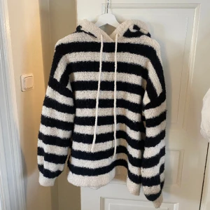 Stickad zara hoodie - Stickad zara hoodie i storlek M. 