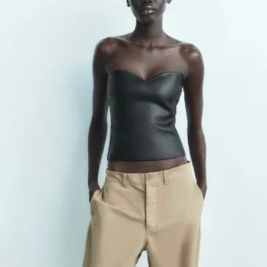 Zara festtopp - Svart festtopp från Zara i storlek S som köptes här på plick, men som tyvärr var för liten för mig! Enbart testad! Lånade bilder från förra ägaren! 💗