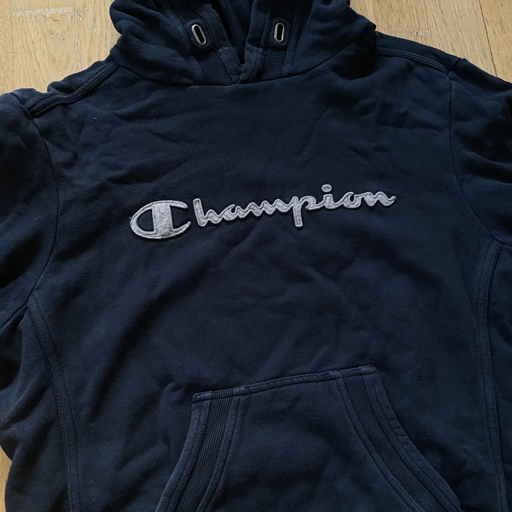 Marinblå Champion hoodie i gott skick🌟. Hoodies.