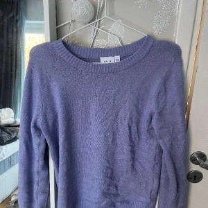 Stickad tröja - Fin stickad tröja från Vila, Nästan helt oanvänd pga att jag inte passar i färgen. Köpt i somras💗