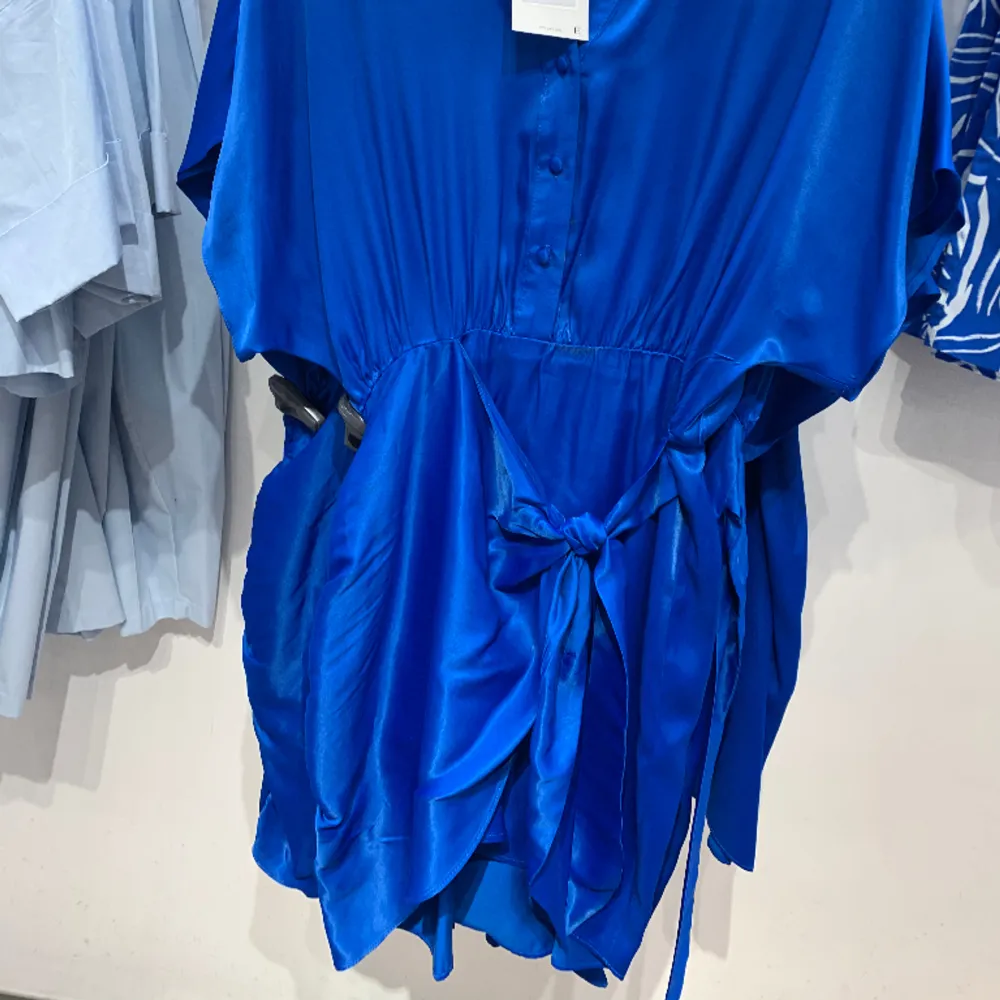 Letar efter den klarblåa klänningen (helst i strlS) från Zara sommaren 2021. Pris diskuterbart. Står för frakten. 💙💙💙. Klänningar.