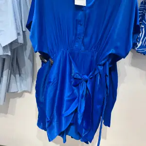 Letar efter den klarblåa klänningen (helst i strlS) från Zara sommaren 2021. Pris diskuterbart. Står för frakten. 💙💙💙