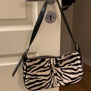 Väska från Gina Tricot i zebra mönster💕 fint skick
