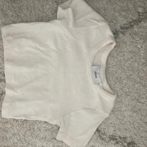 Kort ribbstickad t-shirt  - T-shirten är endast använd en gång och är från märket JJXX, den är köpt från Karl-Oskar och Kristina. Säljer pågrund av att jag inte gillar croppat så mycket och den kommer inte till användning. Nypris är ungefär 349 kr.