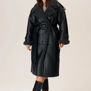 Adoore Kappa - Adoores superfina slutsålda “Manchester coat” i stl. XS. Säljes helt oanvänd med lapp kvar då jag ångrade mig och köpte den kortare modellen istället! Strl XS men är oversize, jag brukar ha S eller M men denna sitter super!   Köparen står för frakt 🫶🏽