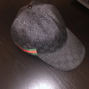 Gucci keps - Svart Gucci keps använd ungefär 2—3 gånger. Skick 9/10