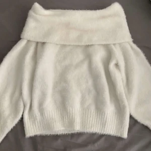Off shoulder tröja  - Säljer denna stickade off shoulder tröja från hm! Tröjan är slutsåld och i bra skick❤️köparen står för frakt