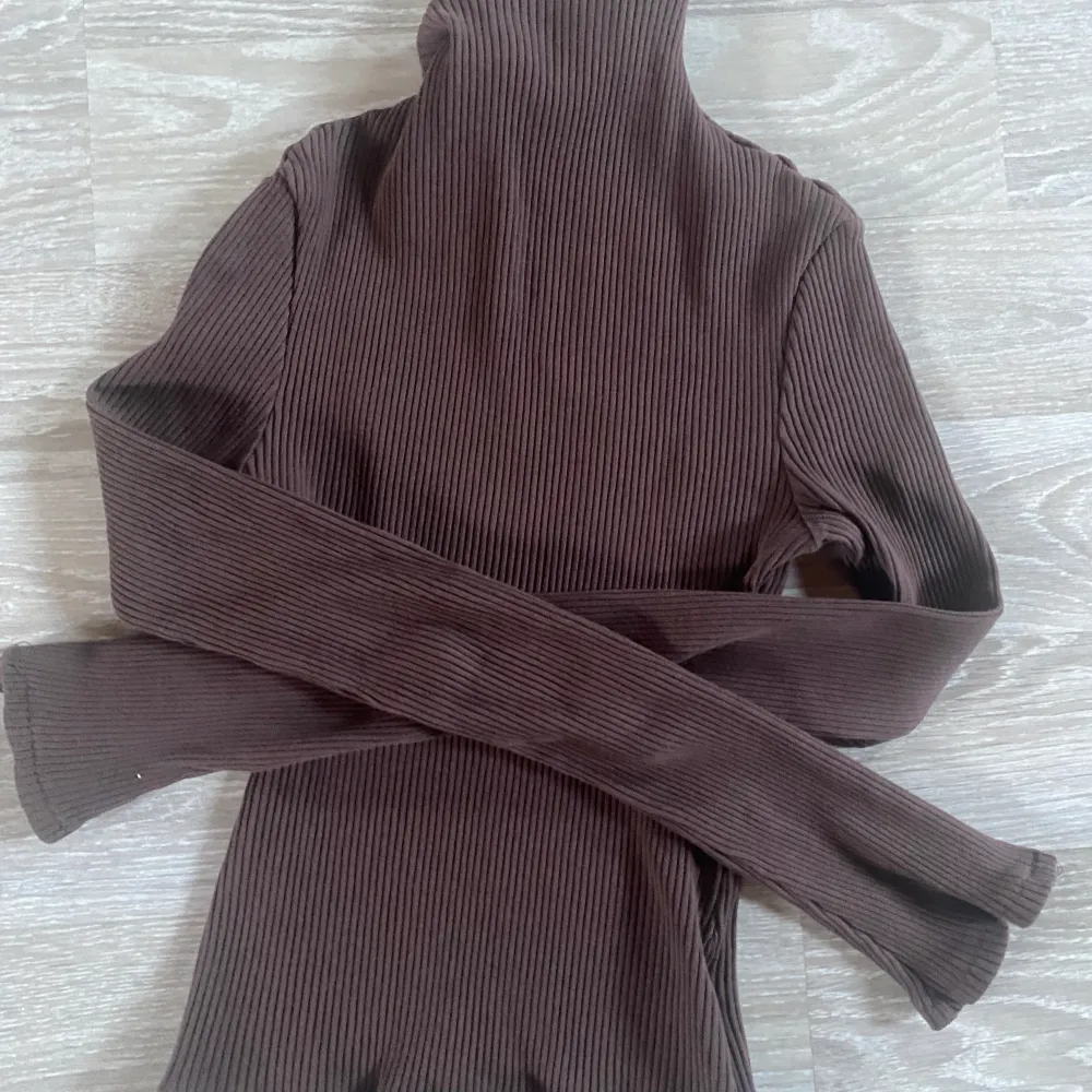 Fin brun polo tröja från NA-KD knappt använd 😍. Tröjor & Koftor.