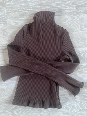 Brun polotröja NA-KD - Fin brun polo tröja från NA-KD knappt använd 😍