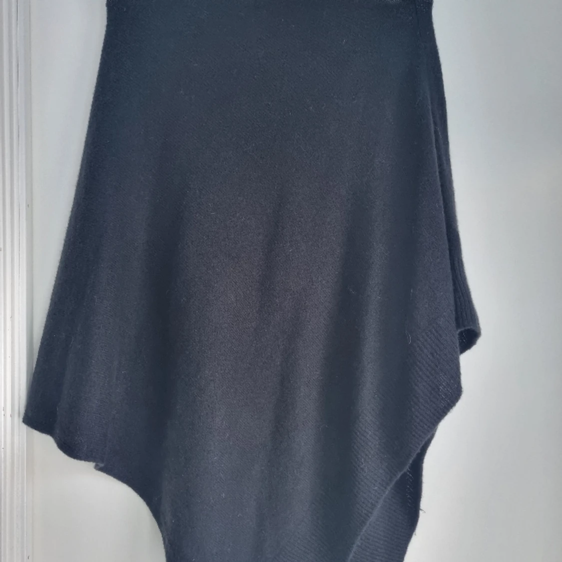 Svart poncho från H&M  - 90