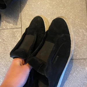 Axel Arigato - Väldigt fint och bra skick, 8/10. Köptes för 2500 och säljer de för att de blivit för små. Allt ingår både låda och påse. Pris kan absolut diskuteras.