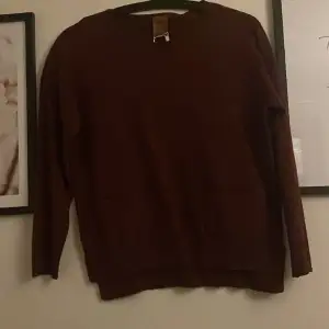 Säljer denna nya zara tröja då den inte kommer till användning aldrig använd! Kontakta för fler bilder eller frågor