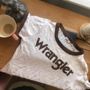 Wrangler tshirt - Vit tshirt med bruna kontrastsömmar🤎🤍