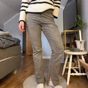 Ett par gråa jeans från Gina Tricot som har en liten slits nere vid fötterna!🤍 Använd fåtal gånger, kan mötas upp i Uppsala!