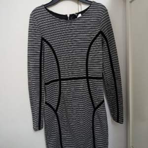 En super tjusig randig klänning från H&M i storlek 38 99kr