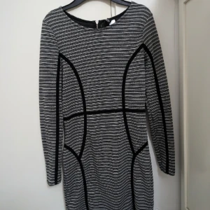 Randig klänning  - En super tjusig randig klänning från H&M i storlek 38 99kr