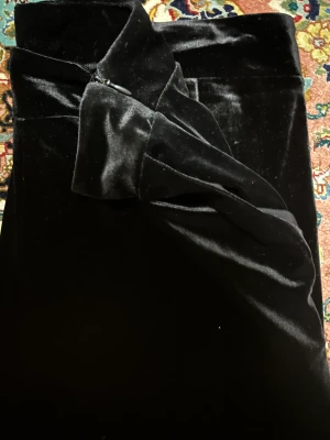 Byxor i velvet  - Säljer ett par utsvängda velvet byxor med fickor och en dragkedja vid sidan