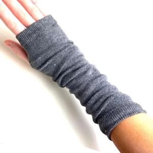 Gråa Torgvantar!  - Säljer nu dessa super snygga gråa medel långa Torgvantarna! Helt nya, alltså inte använda! Frakt tillkommer 22kr❗️ 🥰