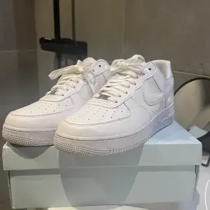 Säljer min air Force 1 då jag behöver pengarna till annat, dom är använda ett par gånger men inte överdrivet mycket och är i allmänt bra skick.   Kan tänka mig att gå ner i pris vid bra och smidig affär, kan även tänka mig att ta byten 