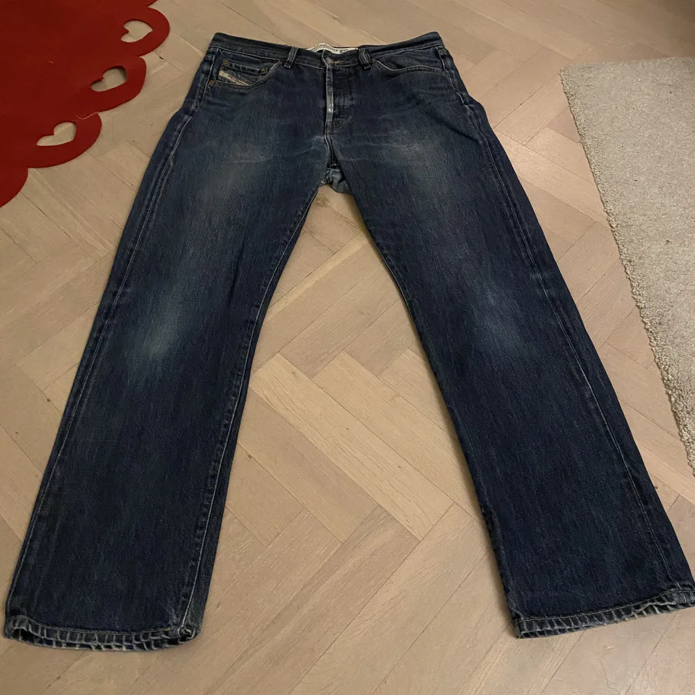 Snygga mörkblå Diesel jeans med dieselstorlek 34 men känns som ett par 32/32.. Jeans & Byxor.