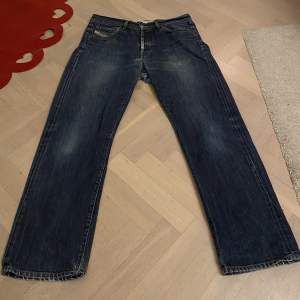 Snygga mörkblå Diesel jeans med dieselstorlek 34 men känns som ett par 32/32.