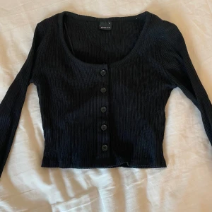 Långärmad topp från Gina tricot  - Långärmad topp från Gina tricot. Nästan aldrig använd och i fint skick. Kontakta mig för fler bilder. 💓