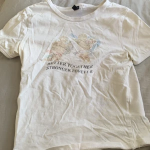 Fin t-shirt - Jätte gullig vit t-shirt med ett änglatryck på.