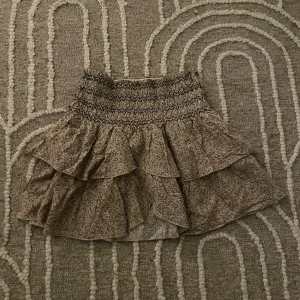 Blommig kjol från neo noir - Blommig kjol från neo noir endast använd fåtal gånger så i bra skick ⭐️original pris 599 !