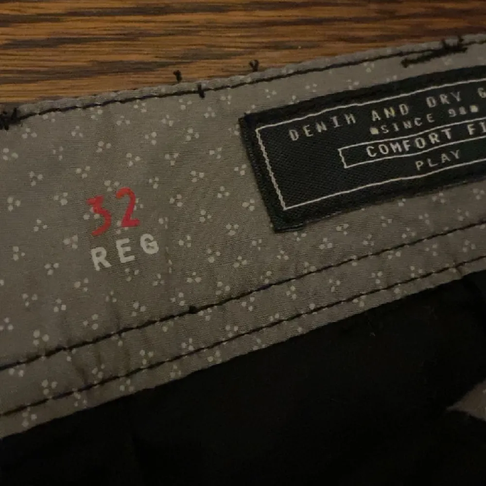 Skit snygga EDC by esprit byxor som e lågmidjade och bootcut med fräna detaljer. Farkut & Housut.