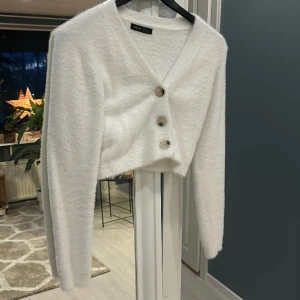 Kofta  - Kofta från SHEIN. Kommer ej till användning för mig. Knappt använd. Bra skick. Mag kort. Frakten betalar köparen själv 