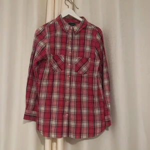Rosa rutig pyjamasskjorta - Säljer denna jätte fina skjorta som funkar perfekt som pyjamas eller använda som cowboy utklädnad, pris går att diskuteras. Kan mötas upp vid diskuterad plats❣️