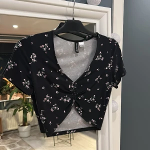 Topp  - Topp från H&M. Knappt använd. Fint skick. Mag kort. Frakten betalar köparen själv 