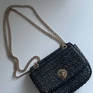 Fin axelväska  - Använd axelväska med guldkedja!