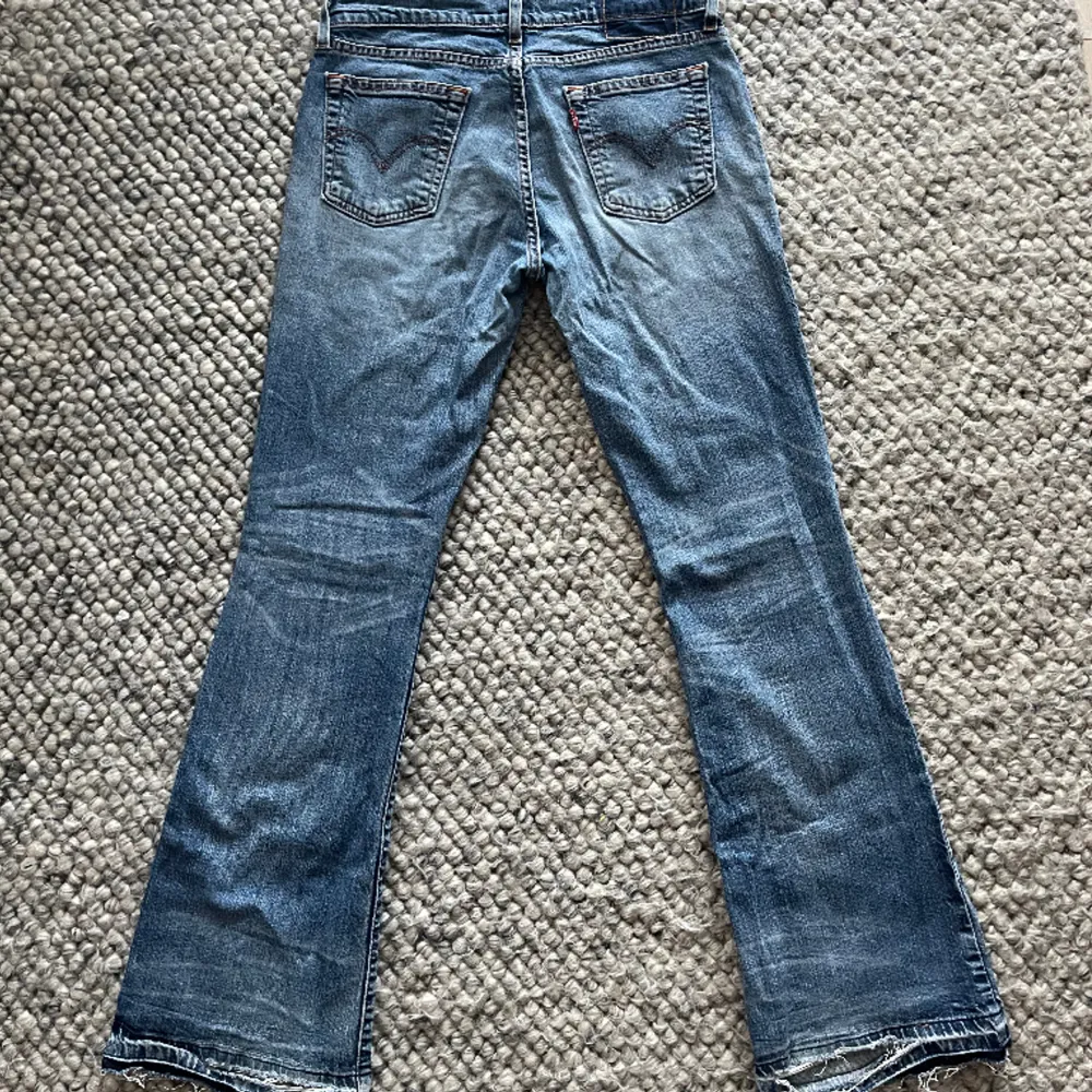 Lågmidjade Levis jeans som sitter supersnyggt på och passar till allt!😋🤩Midjemåttet är 78 cm och innerbenslängden är 81cm😊. Jeans & Byxor.