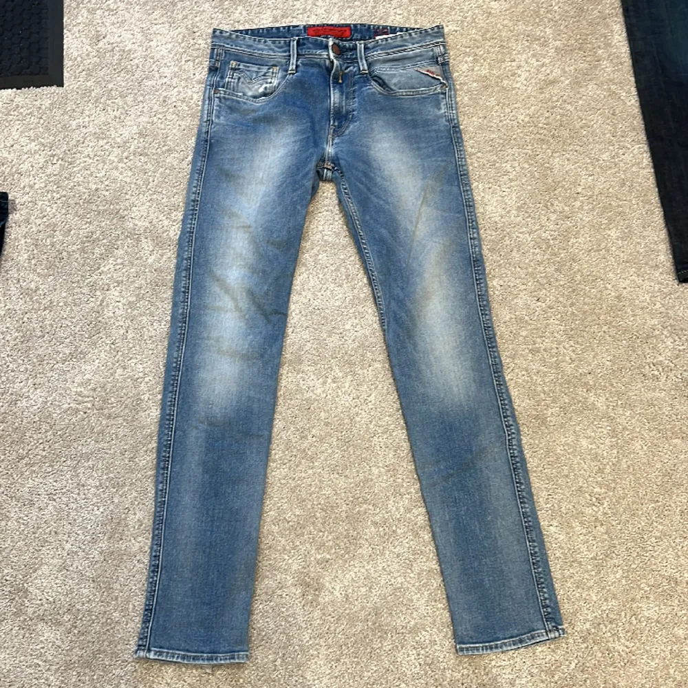 Ett par tvär snygga replay anbass jeans i toppskick💯 storlek 29/32 han på bilden är 173. Jeans & Byxor.