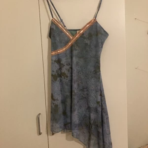 U.O, Floral Mesh Mini Dress - Helt ny,oanvänd. Blå stl M. Nypris 599. Var fel stl och försent att returnera.