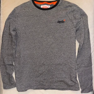 Superdry Tröja Grå Herr - Långärmad Grå Tröja. Bra skick. Storlek Medium.