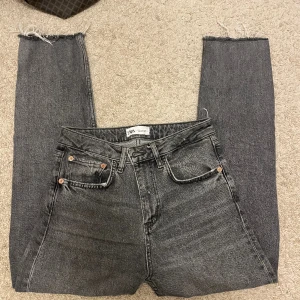 Jeans - Säljer nu mina jeans från zara men köpta på plick, midwaist💖💖