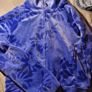 Juicy couture kofta - Blå juicy couture kofta, säljer då den inte riktigt passar min stil💙