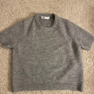 Stickad Tshirt - Säljer min stickade tröja från zara, de är stl m men passar både s och xs🤍🤍