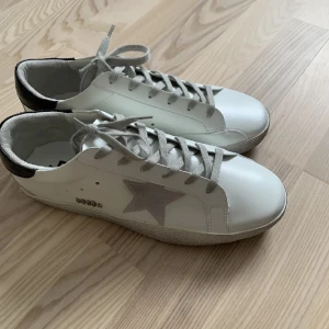 Golden goose skor - Säljer ett helt nytt par golden goose skor som jag fick i julklapp som inte passar mig. Kan tänka mig byten. Inget og medkommer.