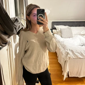 Ralph Lauren tröja  - Tunn beige Ralph Lauren tröja i fint skick. Skön, snygg och passar till det mesta! Storlek M, jag är vanligtvis storlek S så sitter lite oversized på mig. 199kr   Kan skickas mot fraktskostnad 