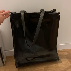 Väska - Superfin väska som tyvärr inte kommer till använding, är lite repig men inget man tänker på :)